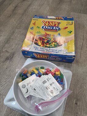 I Spy Dig In Find-It Game Scholastic Briarpatch Ages 5+ 2-4 Players Complete Box